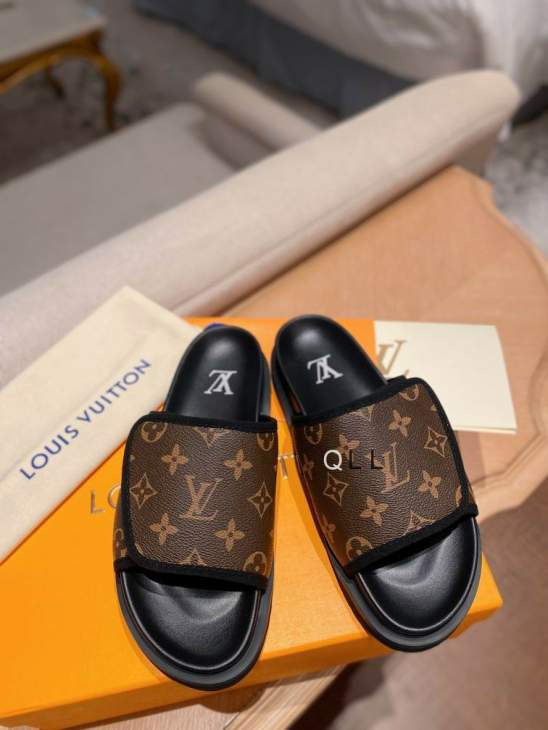 Picture of Louis Vuitton Slippers _SKULVsz35-45LL0127350